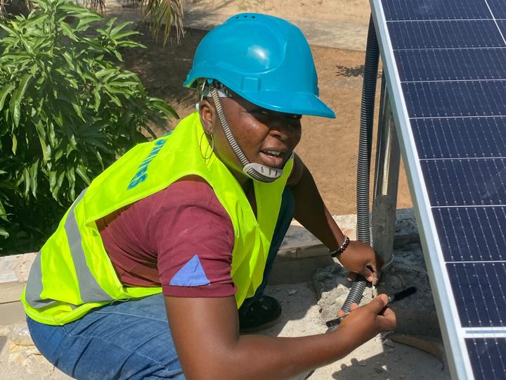 Équipe réunie autour d’une installation terminée